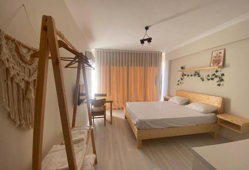 استودیوی استاندارد, Santa Suites Near Saint Nicholas Church