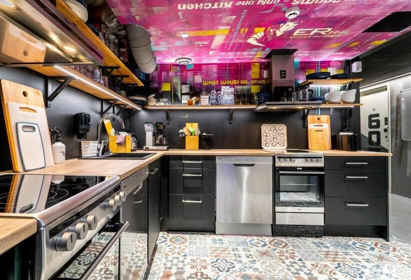 غرفة قياسية فردية حمام مشترك, Time Rooms Sairaala Novan Vieressä