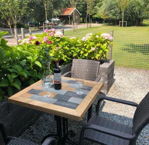 חדר לארבעה סטנדרטי עם נוף לגינה, Flora’s B&b