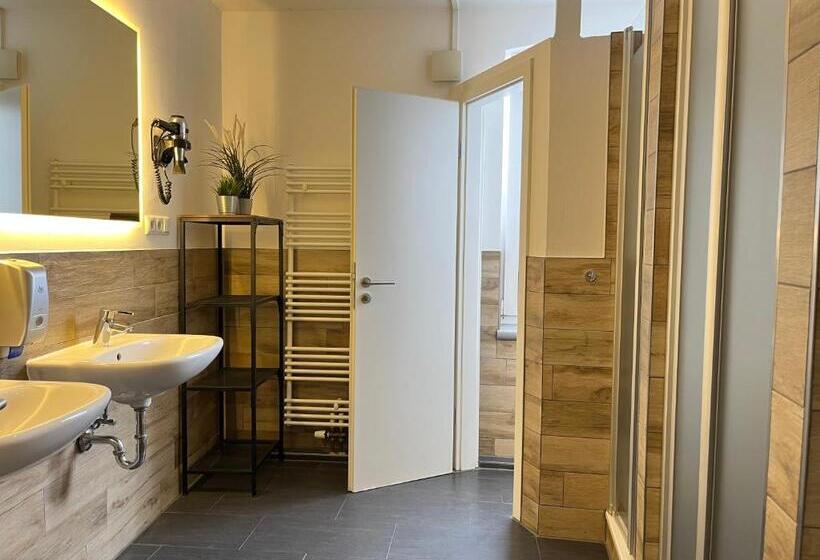 バス共有のスタンダードルーム, Blue Doors Hostel Ktv