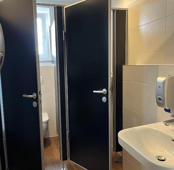 ルームシェアのワンベッド, Blue Doors Hostel Ktv