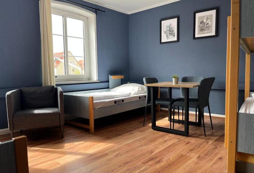 ルームシェアのワンベッド, Blue Doors Hostel Ktv