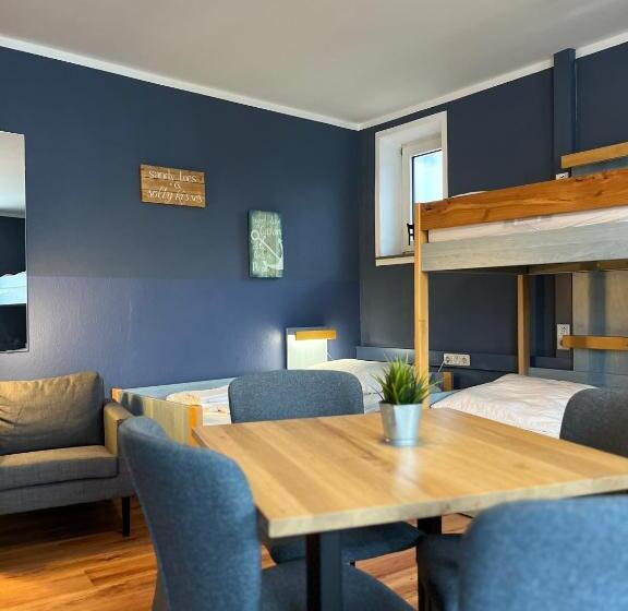 ルームシェアのワンベッド, Blue Doors Hostel Ktv