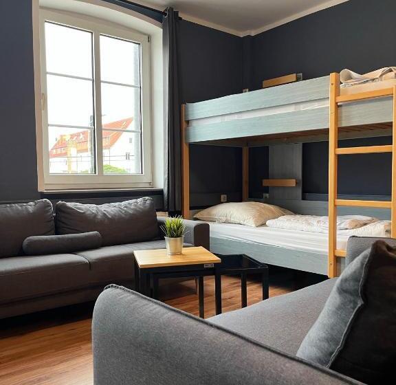 ルームシェアのワンベッド, Blue Doors Hostel Ktv