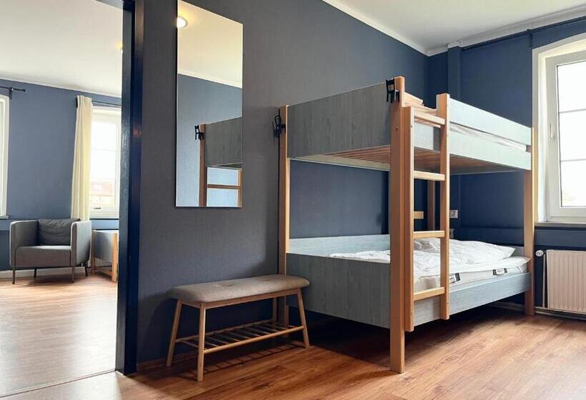 ルームシェアのワンベッド, Blue Doors Hostel Ktv