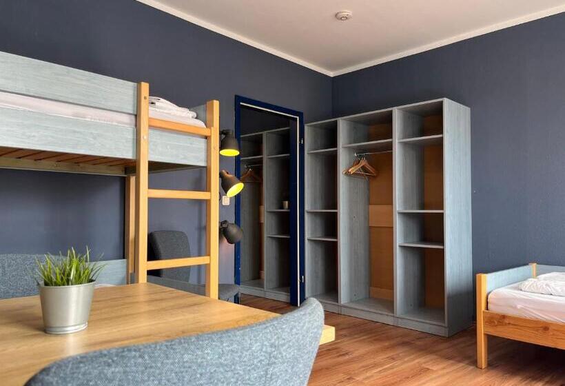 ルームシェアのワンベッド, Blue Doors Hostel Ktv