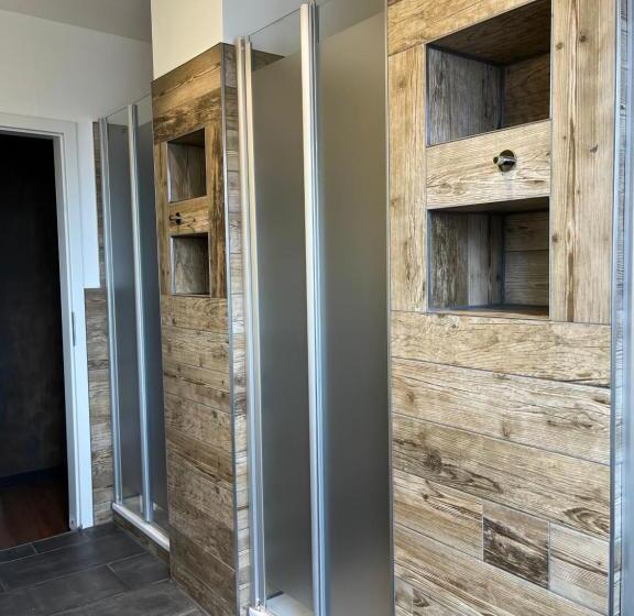 ルームシェアのワンベッド, Blue Doors Hostel Ktv