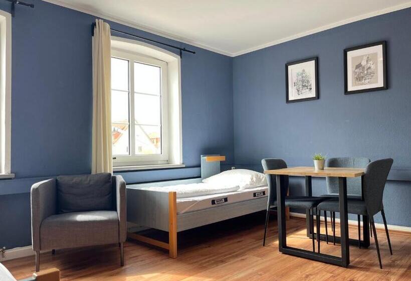 ルームシェアのワンベッド, Blue Doors Hostel Ktv