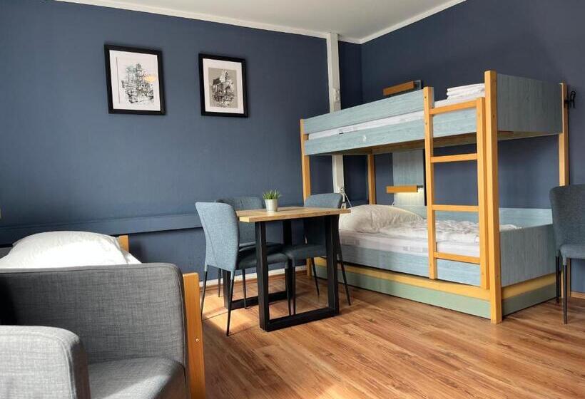 ルームシェアのワンベッド, Blue Doors Hostel Ktv