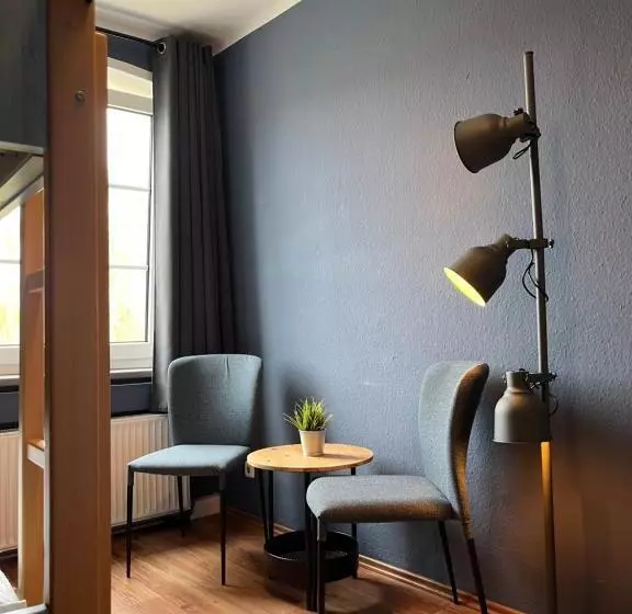 ルームシェアのワンベッド, Blue Doors Hostel Ktv