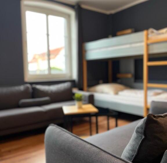 ルームシェアのワンベッド, Blue Doors Hostel Ktv