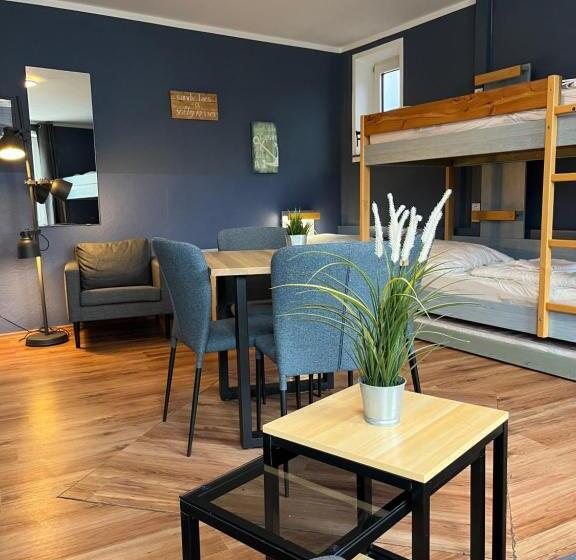 ルームシェアのワンベッド, Blue Doors Hostel Ktv