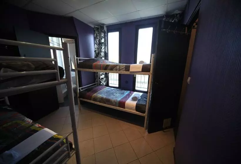 ルームシェアのワンベッド, Peace & Love Hostel