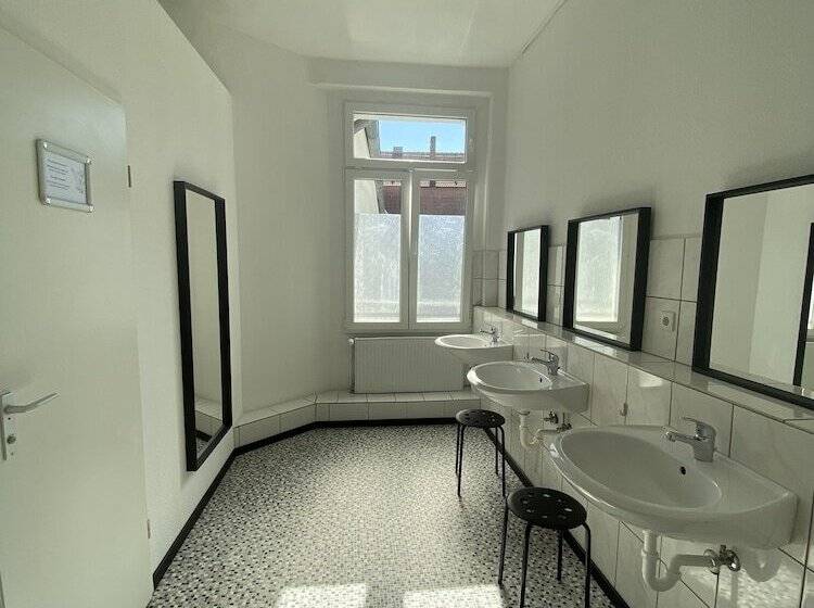 اتاق استاندارد سه تخته با سرویس بهداشتی مشترک, Avalex