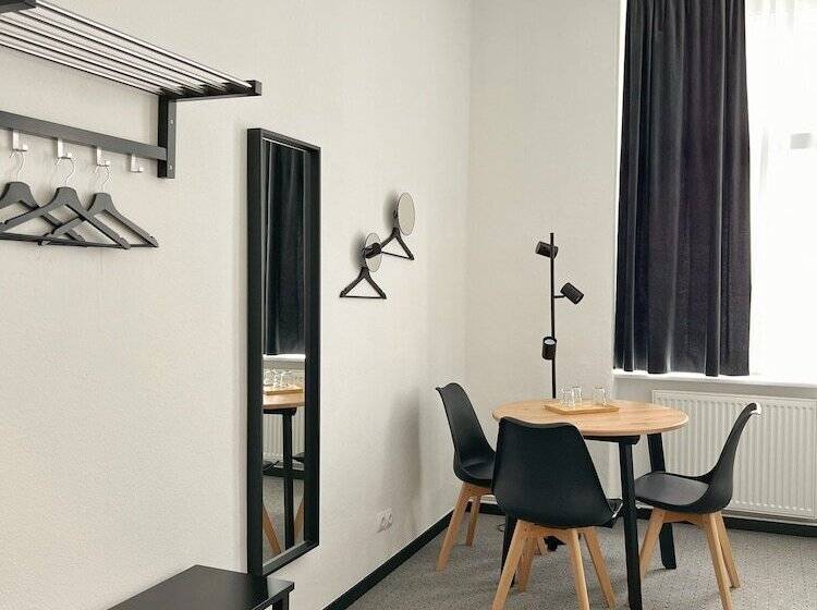 اتاق استاندارد سه تخته با سرویس بهداشتی مشترک, Avalex