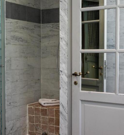 带城市景观的套间, Café De Paris