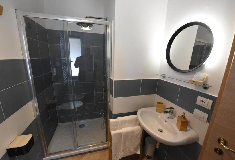 اتاق استاندارد سه نفره, Geordie S