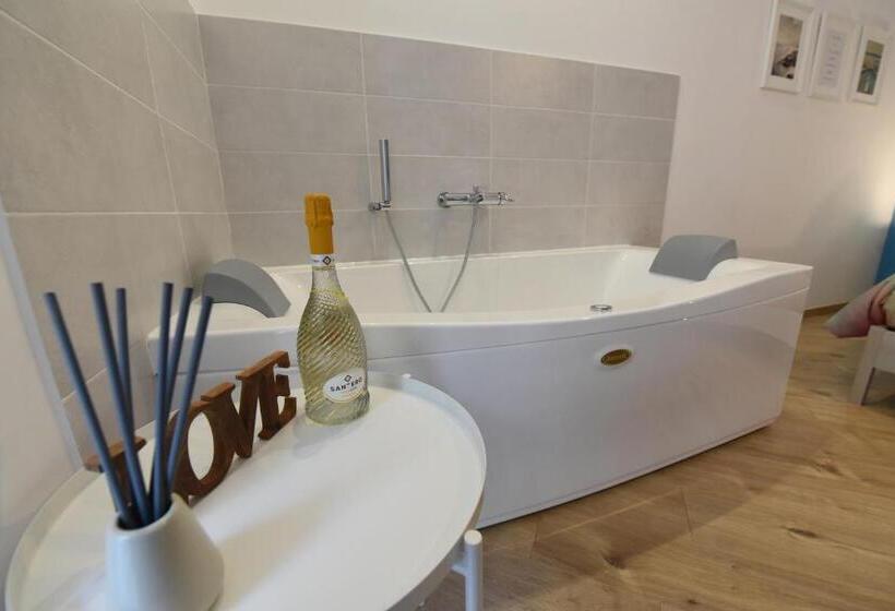 اتاق استاندارد با وان آب گرم, Geordie S