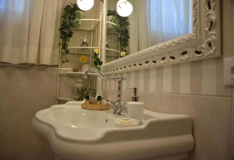 スタンダードトリプルルームの外観-バスルーム, B&b Le Rose Di Paola