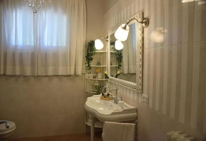 スタンダードトリプルルームの外観-バスルーム, B&b Le Rose Di Paola