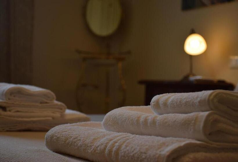 Стандартный внешний трехместный номер с ванной комнатой, B&b Le Rose Di Paola