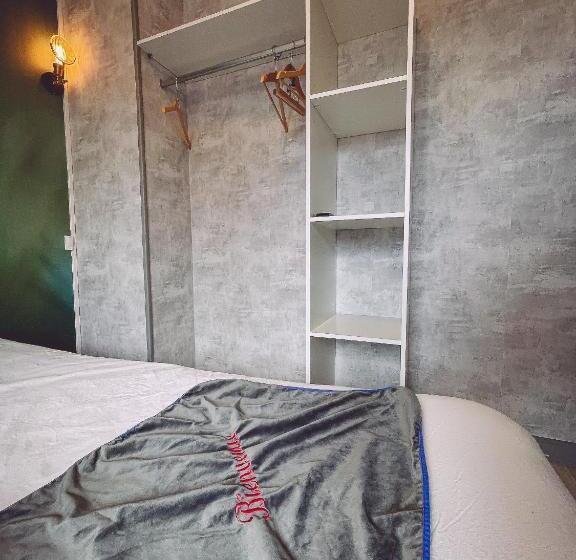 スタンダードルーム, Van Gogh Gare By Carl Emilie