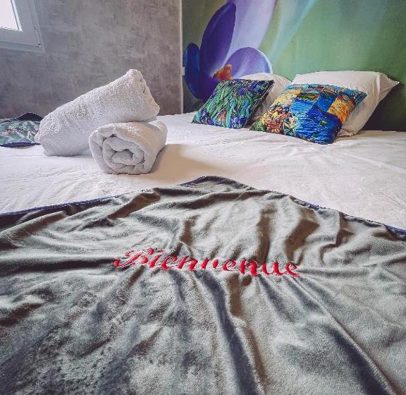 スタンダードルーム, Van Gogh Gare By Carl Emilie