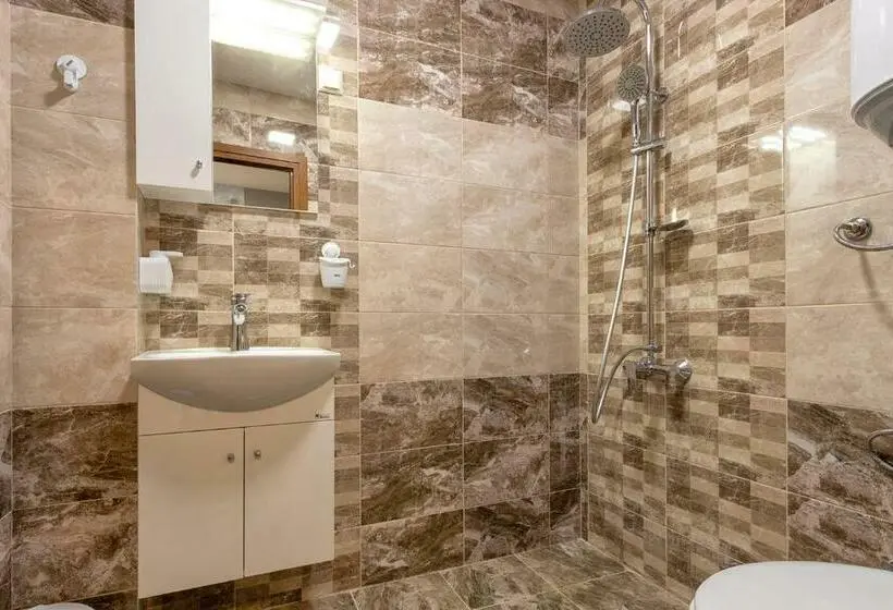 اتاق ساده سه نفره, Bolero Suites