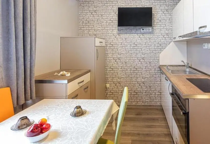 اتاق ساده سه نفره, Bolero Suites