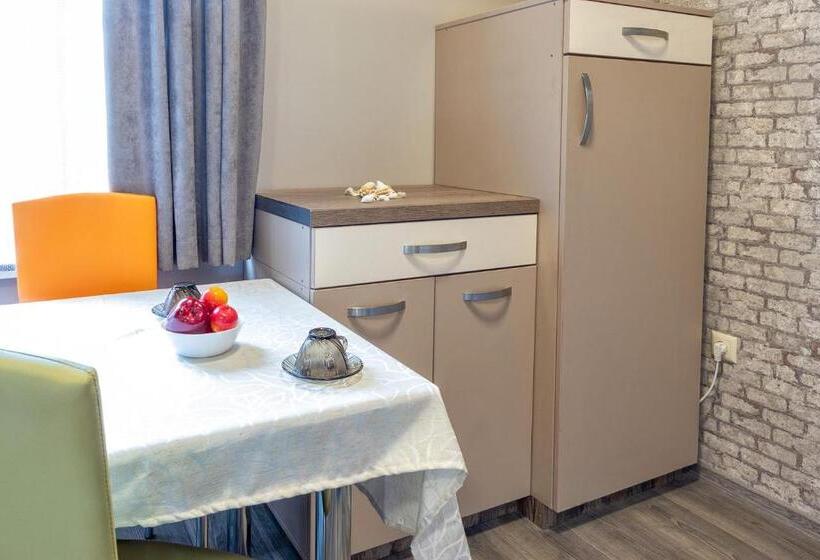 חדר בסיסי לשלושה, Bolero Suites