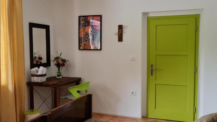 اتاق استاندارد با سرویس بهداشتی مشترک, Nona Bb