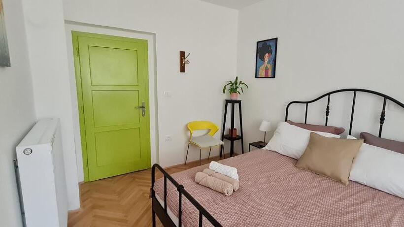 اتاق استاندارد با سرویس بهداشتی مشترک, Nona Bb