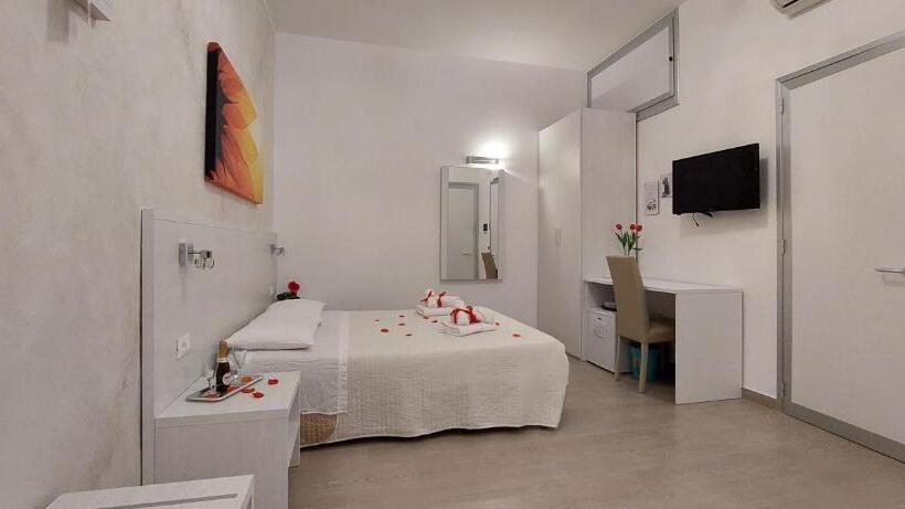 经济型三人房间, Sabrina S House