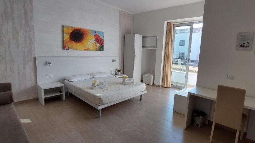 高级家庭房间, Sabrina S House