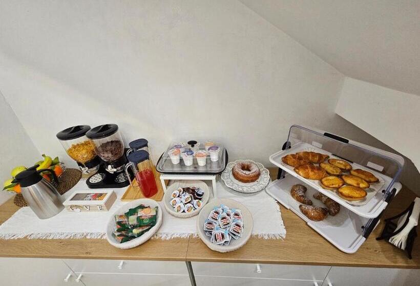 高级家庭房间, Sabrina S House