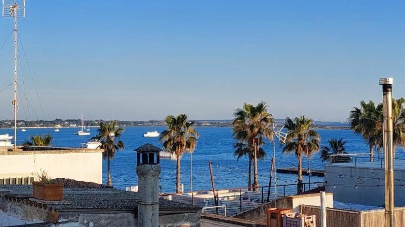 Triple Room Sea View, Sabrina S House