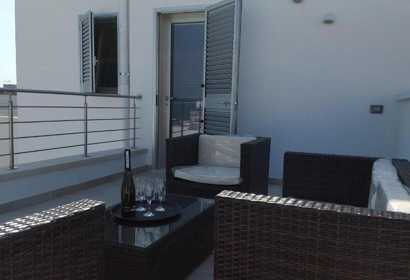 Triple Room Sea View, Sabrina S House