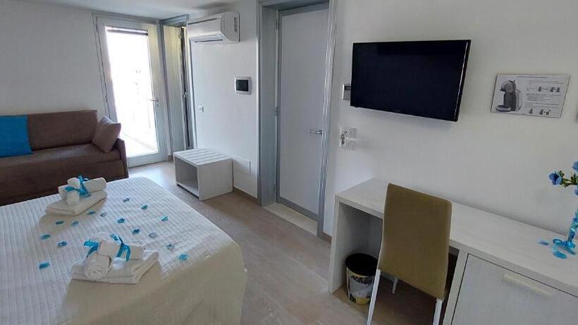 Triple Room Sea View, Sabrina S House