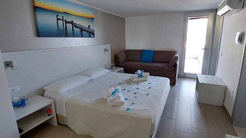 Triple Room Sea View, Sabrina S House