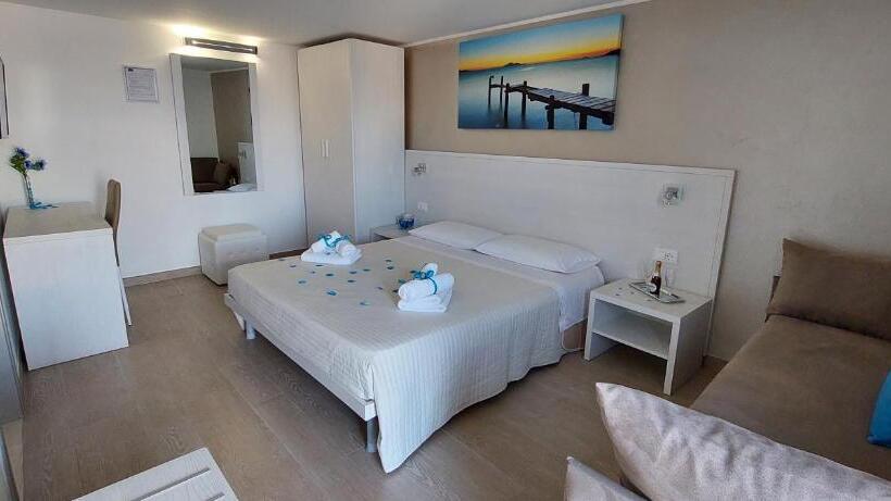 Triple Room Sea View, Sabrina S House