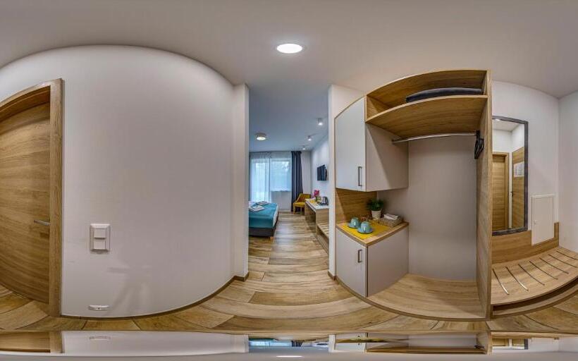 غرفة قياسية مطلّة علي حمام السباحة, Villa7