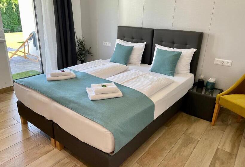 غرفة قياسية مطلّة علي حمام السباحة, Villa7