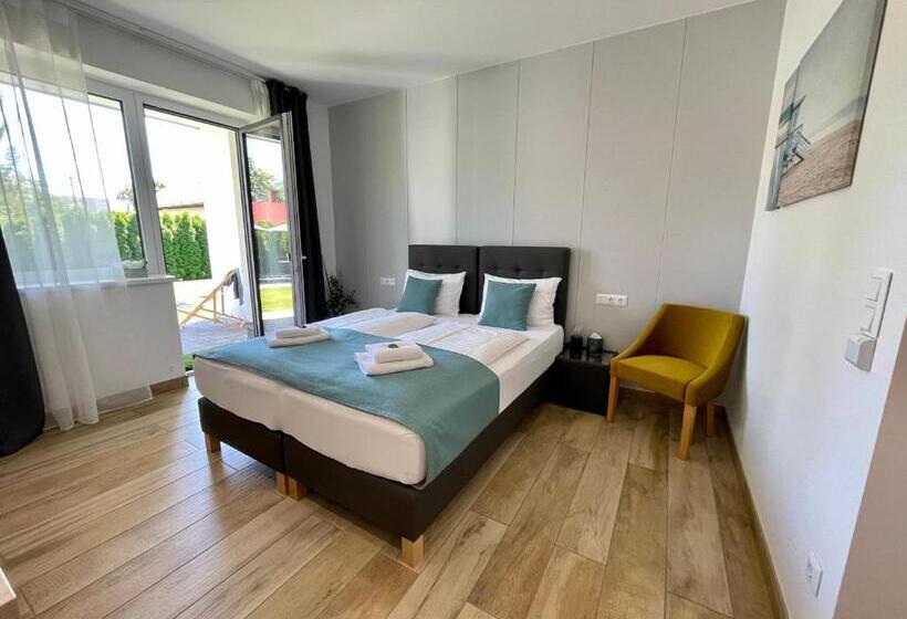 غرفة قياسية مطلّة علي حمام السباحة, Villa7