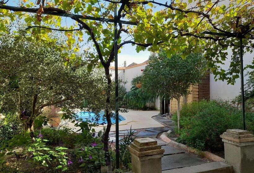 غرفة قياسية مطلّة علي حمام السباحة, Villa Saint Léon