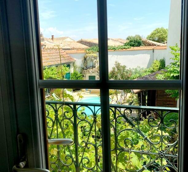 غرفة قياسية مطلّة علي حمام السباحة, Villa Saint Léon