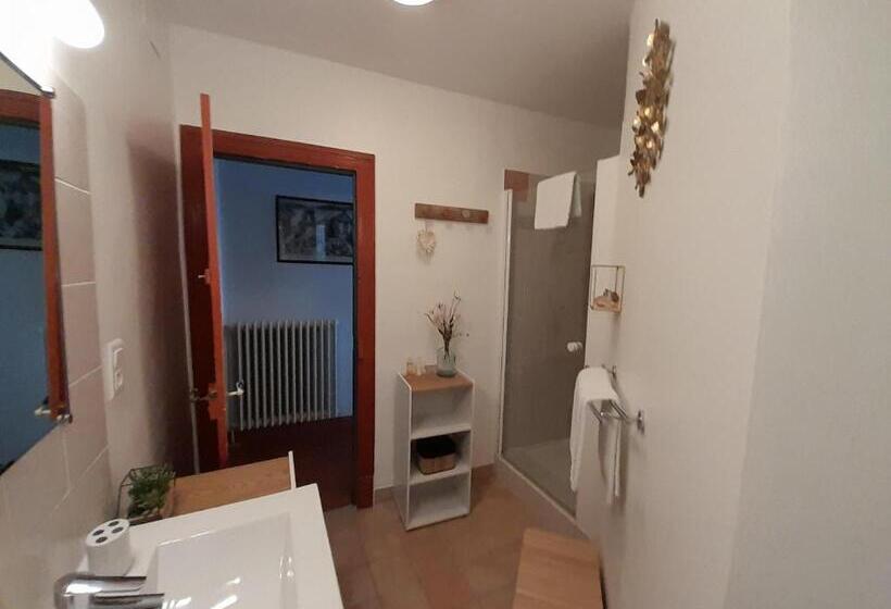 غرفة قياسية مطلّة علي حمام السباحة, Villa Saint Léon