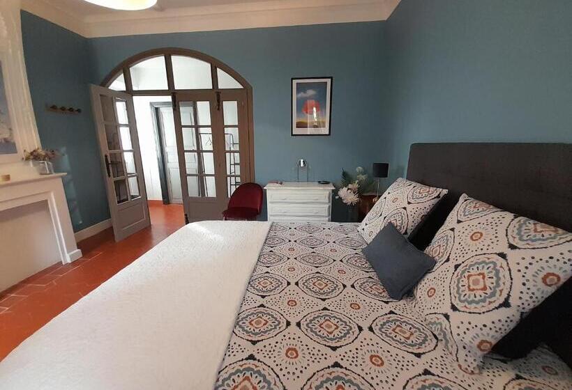 غرفة قياسية مطلّة علي حمام السباحة, Villa Saint Léon