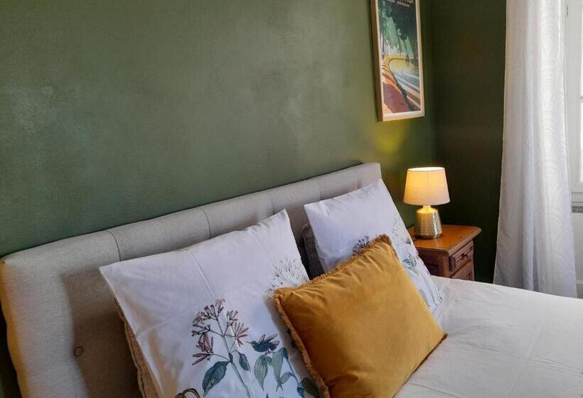 غرفة قياسية مطلّة علي حمام السباحة, Villa Saint Léon