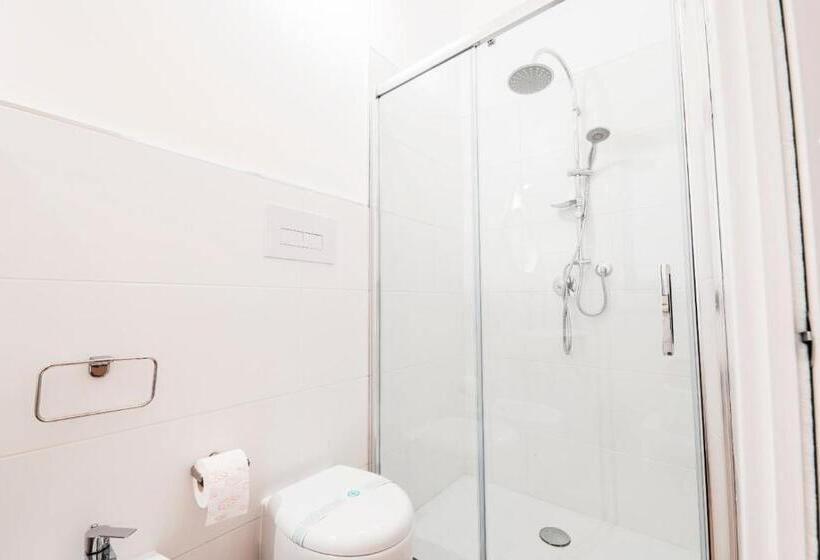 اتاق استاندارد سه نفره, Unni