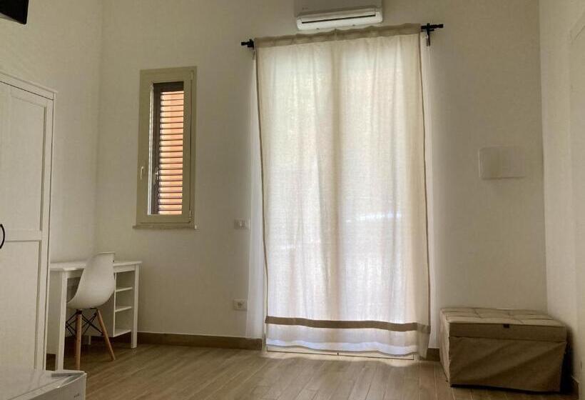 اتاق لوکس, Unni